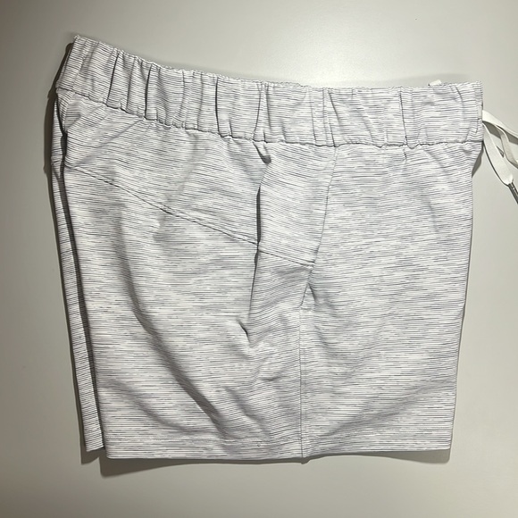 Lululemon On The Fly Short 2.5" Size 6 - Picture 7 of 9